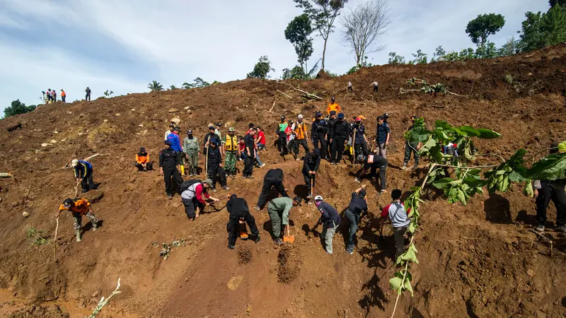 Longsor Susulan Intai Posko Identifikasi Korban Longsor Ponorogo 