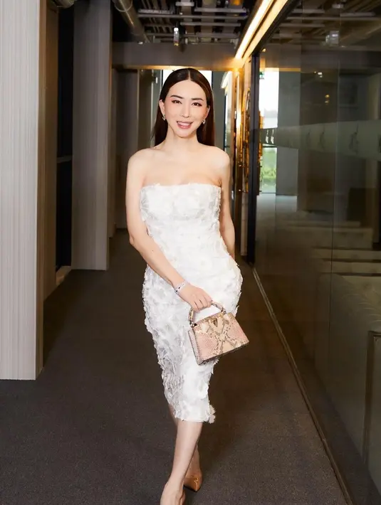 Namun, di sisi lain, banyak yang mendukung Anne sebagai pemimpin transformasional. Sebagai bos baru Miss Universe tak ada salahnya punya tampilan seperti ratu kecantikan. [annejkn.official]