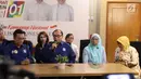 Watimpres Sidarto Danusubroto (tengah) memberi paparan dalam focus group discussion (FGD) Tragedi Mei 98 di Jakarta, Jumat (8/2). FGD menceritakan fakta-fakta yang terjadi dalam tragedi 12 Mei 98. (Liputan6.com/Angga Yuniar)