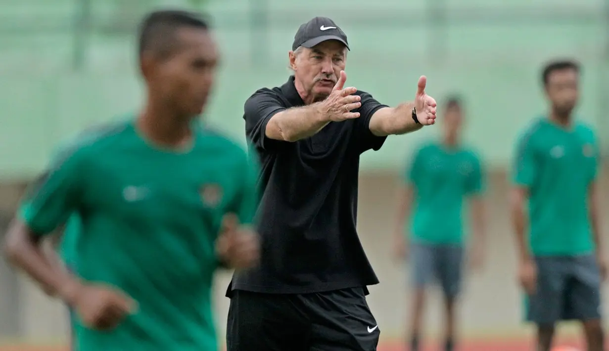 Ekspresi Alfred Riedl bila ada pemain yang tidak menjalani instruksi dengan benar pada latihan Timnas Indonesia di Stadion Manahan, Solo (24/9/2016). (Bola.com/Peksi Cahyo)
