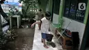 Seorang murid membersihkan ruangan akibat banjir di Madrasah Tsanawiyah (MTs) Nur Attaqwa, Pegangsaan Dua, Kelapa Gading, Jakarta Utara, Senin (24/2/2020). Banjir yang terjadi sejak Minggu (23/2) kemarin mengakibatkan kegiatan belajar di MTs itu terpaksa diliburkan. (merdeka.com/Iqbal S Nugroho)