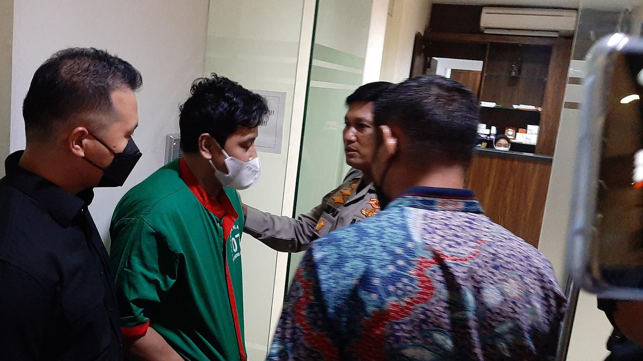 Satresnarkoba Polres Metro Jakarta Barat menyita 45 butir Valdimex Diazepam milik gitaris Band Kahitna, Andrie Bayuaji (48).