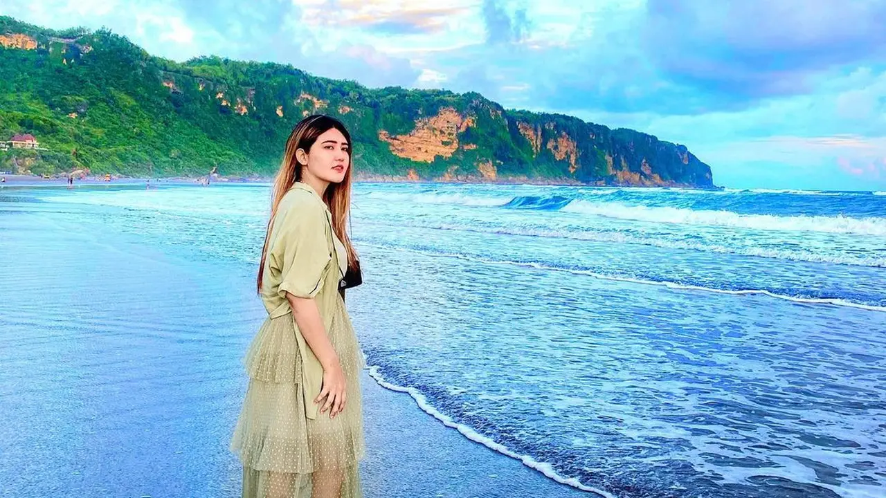 6 Momen Liburan Via Vallen di Yogyakarta, Main di Pantai Parangtritis