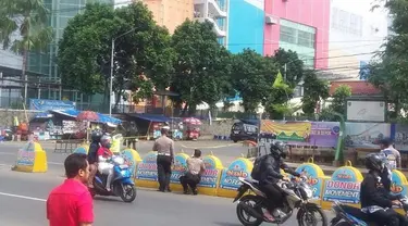 Dua tas mencurigakan tergeletak di trotoar dekat ITC Depok yang membuat heboh warga.