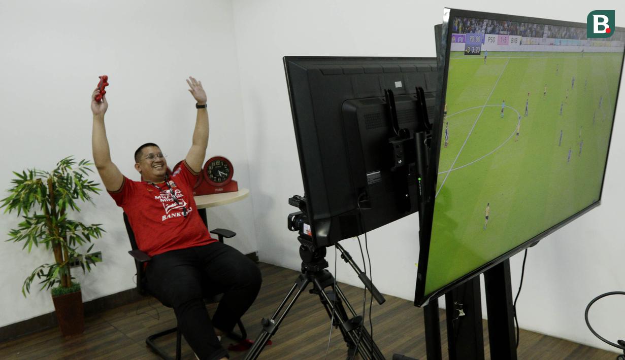 Ketua Umum The Jakmania, Diky Soemarno, saat bermain FIFA 20 di Kantor KLY, Gondangdia, Kamis (25/6/2020). Acara bertajuk BOLA Esports Challenge ini mempertemukan pemain Persija dengan The Jakmania pada pertandingan  FIFA 20. (Bola.com/M Iqbal Ichsan)