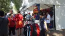 Beberapa stand yang menjual pernak-pernik Formula 1 di Sirkuit Monza, Italia, langsung diserbu penggemar fanatik jet darat, (7/9/2014). (Liputan6.com/Nurseffi Dwi Wahyuni)