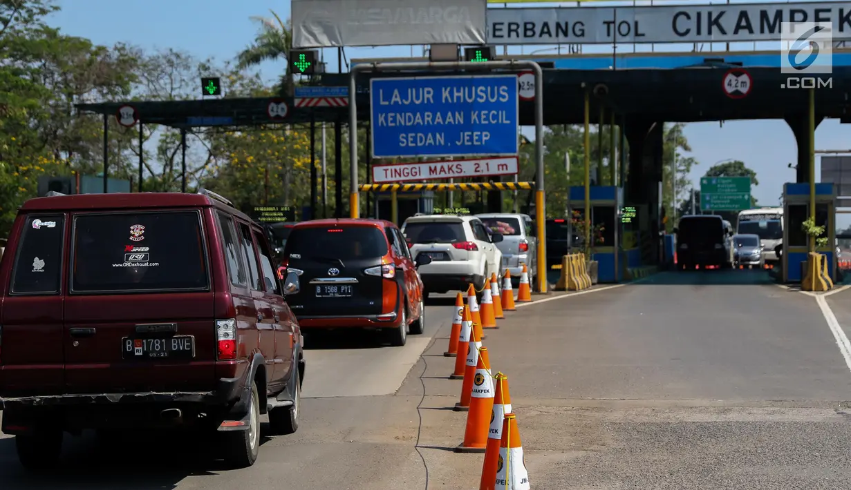 Sejumlah kendaraan roda empat melewati Gerbang Tol Cikampek, Jawa Barat, Kamis (29/6). Pada H+4 Lebaran terlihat volume arus balik pemudik tak mengalami peningkatan hingga siang ini. (Liputan6.com/Faizal Fanani)