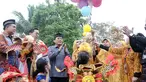 Direktur CSR SCM, Imam Sudjarwo, Corporate Secretary Gilang Iskandar dan Ketua Umum Yayasan Peduli Anak indonesia, Erna Santoso melepas balon bersama 1000 anak yatim dhuafa dan disabilitas di Gunung Putri, Bogor, (02/6). (Liputan6.com/Herman Zakharia)