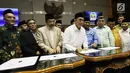 Menteri Agama Lukman Hakim Saifuddin menandatangani dokumen saat rapat dengan Komisi VIII DPR di Jakarta, Senin (12/3). Pemerintah menetapkan BPIH 2018 sebesar Rp 35.235.602 juta per jemaah. (Liputan6.com/JohanTallo)