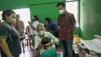 Menteri Kesehatan RI Budi Gunadi Sadikin mengunjungi Posyandu Gilingan di Kelurahan Gilingan, Kecamatan Banjarsari, Kota Surakarta, Jawa Tengah pada 10 Desember 2022. (Dok Kementerian Kesehatan RI)