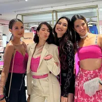 Empat Aktris Tanah Air Tampil serba Pink saat Hadir di Store&nbsp;Victoria Secret&nbsp;Singapore. [Instagram]