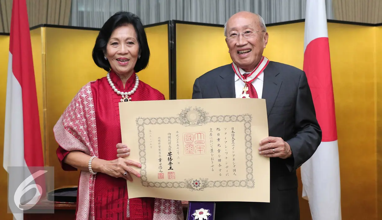 Pengusaha, Sofjan Wanandi bersama istri berfoto usai menerima penghargaan 'The Order of Rising Sun, Gold and Silver Star' di Kedubes Jepang, Jakarta, Selasa (1/12). (Liputan6.com/Angga Yuniar)