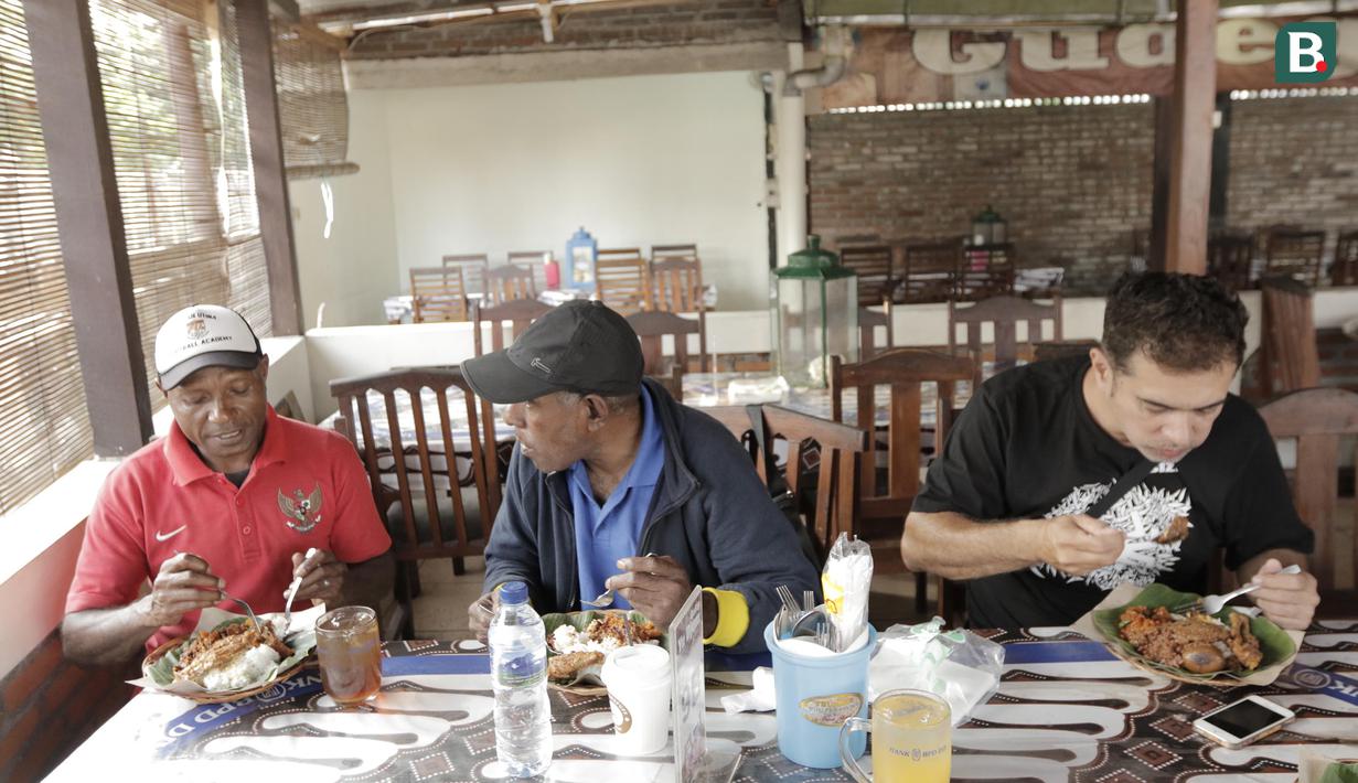Legenda olahraga Indonesia, Alexander Pulalo, Abdul Rozak dan Pascal Wilmar, makan gudeg bersama di Yogyakarta, Rabu (18/7/2018). Mereka kembali dipertemukan dalam rangkaian acara kirab obor Asian Games 2018. (Bola.com/M Iqbal Ichsan)
