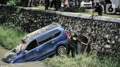 Petugas Dinas Perhubungan Kota Bekasi saat evakuasi mobil yang terperosok ke kali di Harapan Indah, Bekasi, Jawa Barat, Rabu (16/2/2022). Mobil jenis Avanza tersebut jatuh ke dalam kali usai mengalami kecelakaan tunggal akibat tergelincir saat melintasi tikungan. (merdeka.com/Iqbal S. Nugroho)