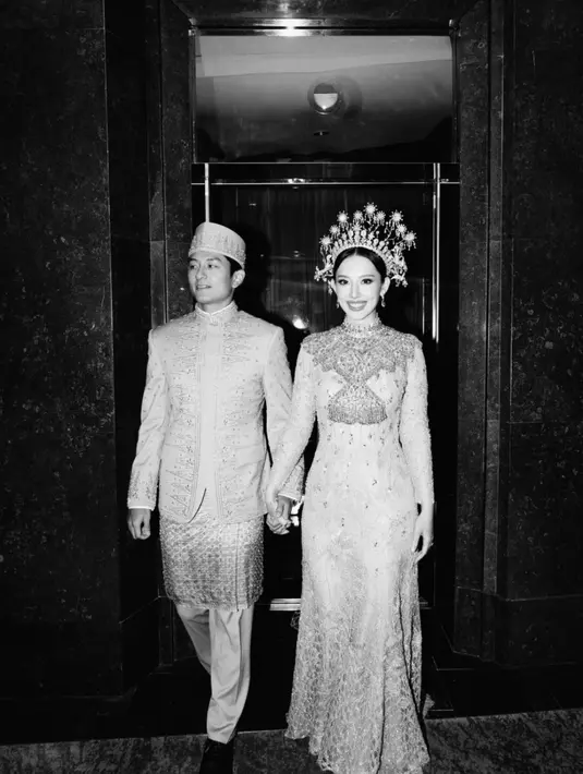 Rio Haryanto terlihat gagah dengan beskap melayu dipadu dengan celana panjang dan kain songket emas [@theleonardi]