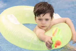 ilustrasi anak berenang/copyright freepik.com/freepik