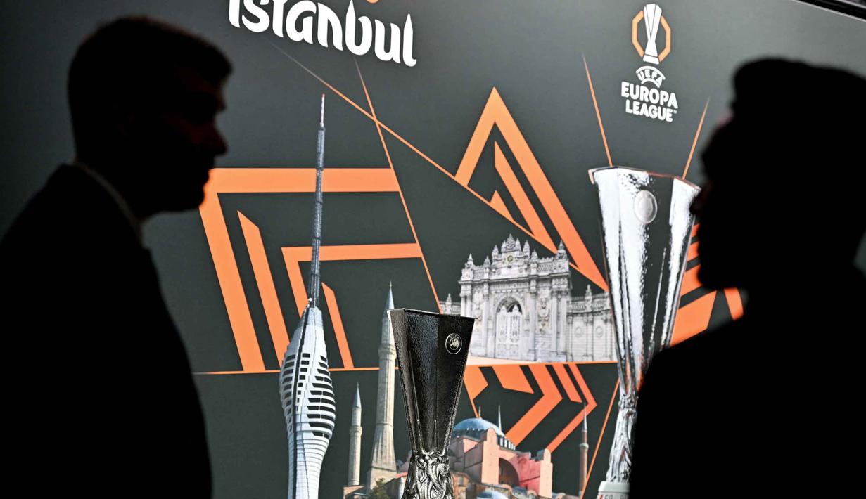 Dari hasil undian inilah peta persaingan menuju perempat final Liga Europa 2025/2026 akhirnya terbentuk. Tampak foto menunjukkan Piala Liga Europa UEFA yang dipajang menjelang pengundian babak 16 besar, perempat final, dan semifinal Liga Europa 2025/2026 di House of European Football, Nyon, Swiss, Jumat (27/2/2026). (Harold CUNNINGHAM/AFP)
