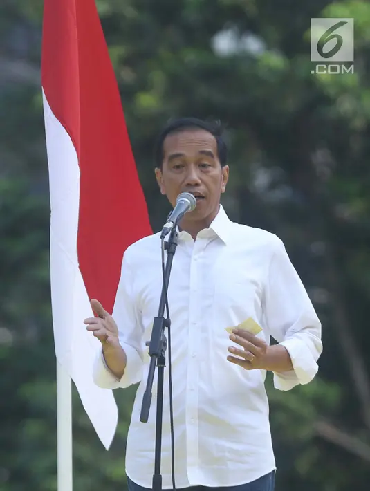 Capres nomor urut 01, Joko Widodo memberikan pidato saat menghadiri Deklarasi Alumni UI untuk Jokowi-Amin di Plaza Tenggara GBK Jakarta, Sabtu (12/1). Deklarasi dihadiri perwakilan berbagai kampus di Indonesia. (Liputan6.com/Helmi Fithriansyah)