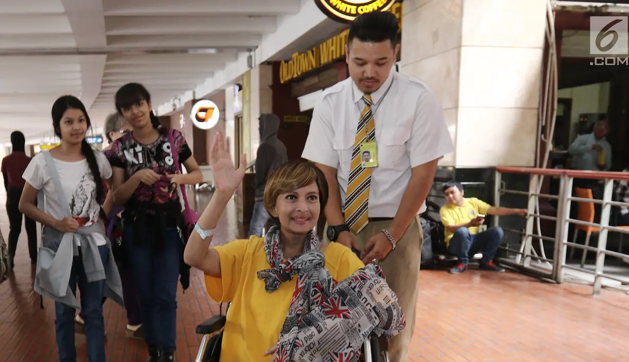 Yana Zein tiba di Bandara Soekarno Hatta  usai menjalani pengobatan kanker payudara dan kanker kelenjar getah bening yang dideritanya, di Modern Cancer Hospital Guangzhou, Tiongkok. (Liputan6.com/Herman Zakharia)