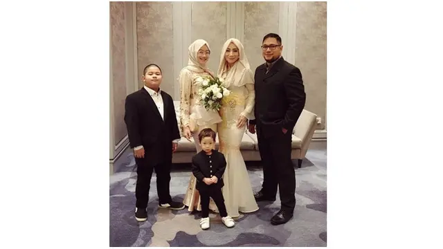 Potret keluarga kecil Cyntia Livianty, harmonis banget.