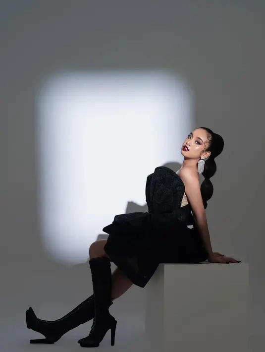 Jika sedang dalam soft dan glamor bisa menggabungkannya dengan makeup bergaya old Hollywood glam dengan soft glam makeup yang menonjolkan riasan bibir misalnya (Foto: Instagram @lyodraofficial)