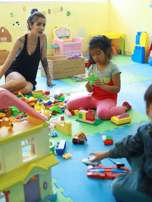 Ia juga begitu sabar menamani anak-anaknya bermain. (Galih W. Satria/Bintang.com)