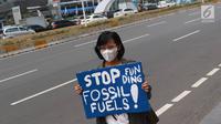Aktivitis melakukan aksi di depan Kedubes Jepang di Jakarta, Rabu (26/6/2019). Mereka meminta Jepang menghentikan pendanaan proyek energi kotor batubara yang memicu krisis iklim, pencemaran, kerusakan lingkungan dan penderitaan masyarakat khususnya di Indonesia. (Liputan6.com/Immanuel Antonius)