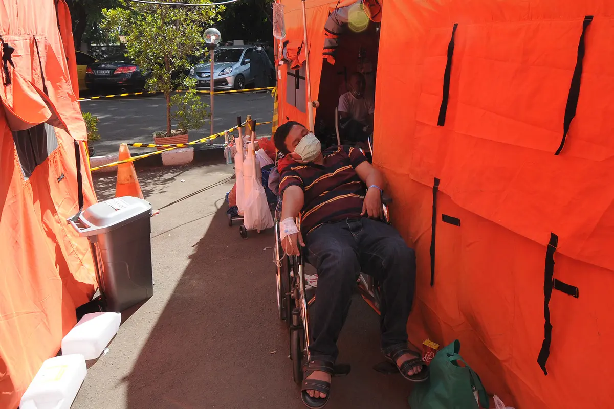 Pasien Covid-19 Dirawat di Tenda Darurat