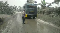 Polisi dan BPBD melakukan pembersihan debu vulkanik Gunung Sinabung.