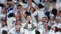 Pemain Real Madrid, Vinicius Junior, tampak kecewa setelah ditaklukkan Bayern Munchen pada laga leg pertama perempat final Liga Champions di Stadion Santiago Bernabeu, Rabu (8/4/2026). (AP Photo/Jose Breton)
