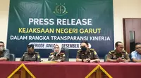 Kepala Kejari Garut, Neva Sari Susanti, didampingi para kasi, memberikan penjelasan dalam rilis ‘Transparansi Kinerja Periode Januari – Desember 2022’ di kantornya, Kamis (29/12/2022) petang. (Liputan6.com/Jayadi Supriadin)