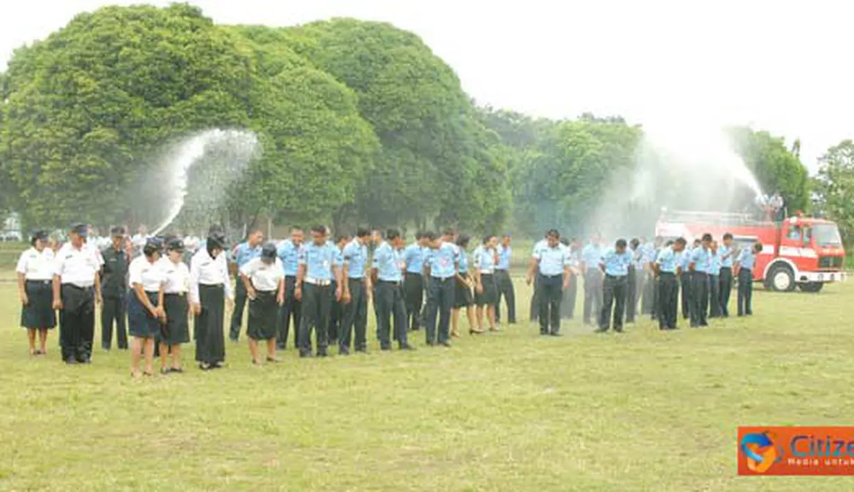 Citizen6, Subang: Usai upacara dilanjutkan dengan penyemprotan air dari mobil pemadam kebakaran. Tradisi penyiraman air ke seluruh badan tersebut menandai telah resminya mereka naik pangkat dan golongan yang baru. (Pengirim: Dodo)