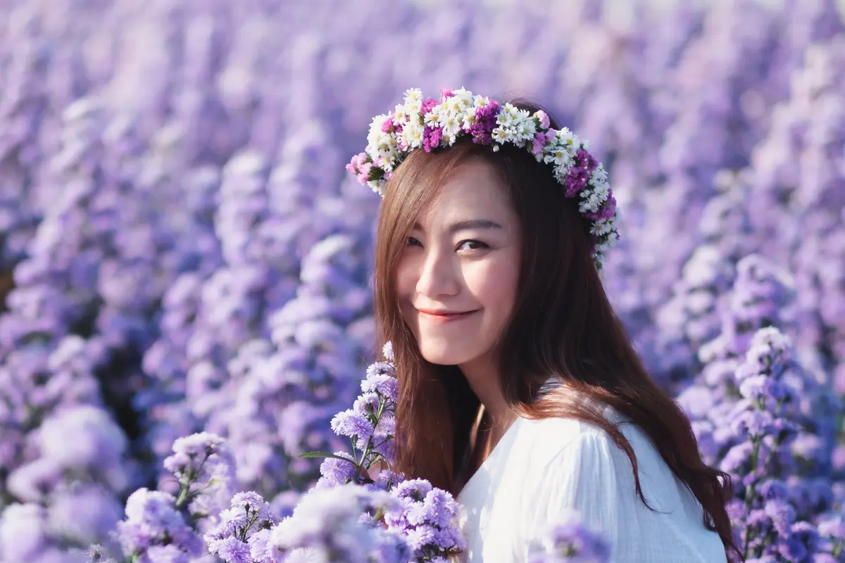perempuan di ladang bunga
