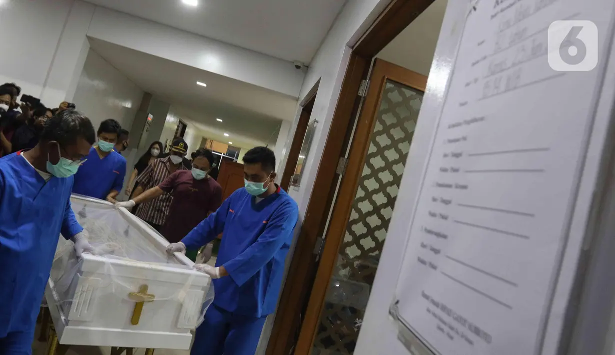 Petugas membawa jenazah aktris senior Rima Melati di Rumah Duka RSPAD Gatot Soebroto Jakarta Pusat, Kamis (23/6/2022). Aktris senior Rima Melati meninggal dunia dalam usia 82 tahun pada pukul 15.14 WIB di RSPAD Jakarta Pusat akibat infeksi Decubitus. (Liputan6.com/Herman Zakharia)