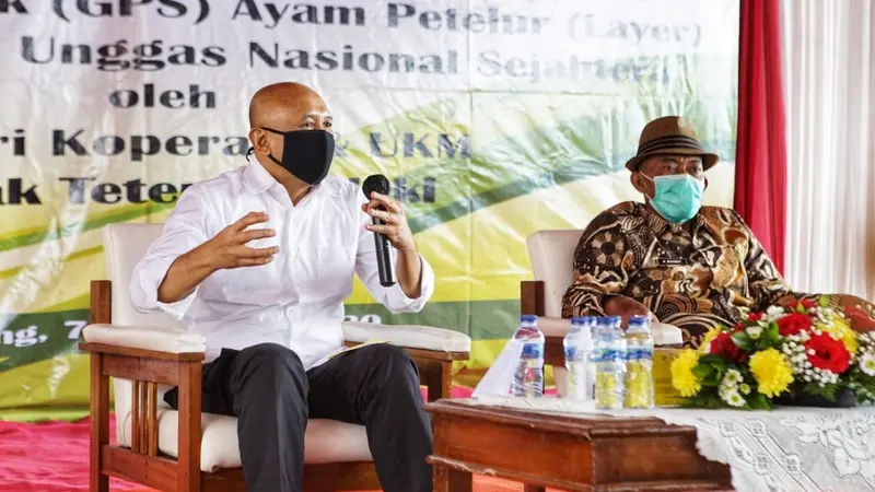 Menteri Koperasi dan UKM Teten Masduki dalam peresmian Breeding Farm Grand Parent Stock (GPS) ayam petelur (Layer) Koperasi Pinsar Unggas Nasional Sejahtera, di Kabupaten Subang, Senin (7/12/2020). (Dok KemenkopUKM)