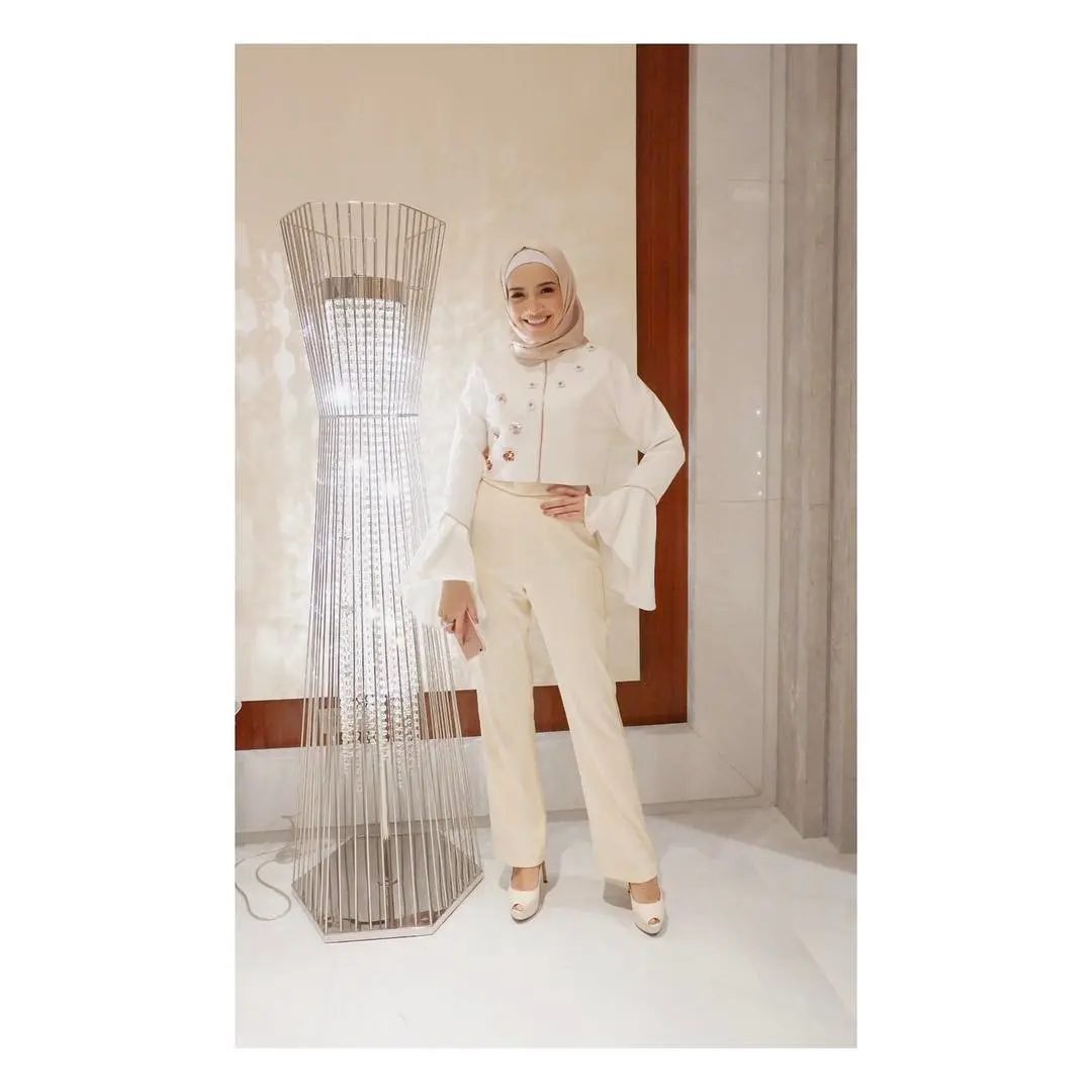 Gaya hijab Zaskia Sungkar yang oke banget untuk kamu tiru. (sumber foto: @zaskiasungkar15/instagram)
