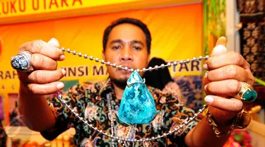 Maluku Utara menampilkan batu Bacan Doku yang tengah naik pamor saat pameran di gedung SMESCO, Jakarta, Jumat (5/6/2015). Pameran ini diikuti 116 peserta dari 33 provinsi dalam rangka HUT Dekranas Ke–35. (Liputan6.com/Yoppy Renato)