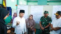 Wagub Jatim Emil cek penanganan korban MBG di Mojokerto. (Antara)
