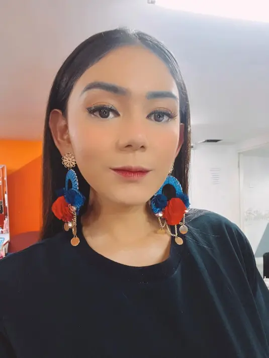 Wanita 33 tahun ini juga sempat memakai anting berwarna biru dan merah. Penampilannya tambah memukau dengan makeup flawless. Suka memakai anting yang berbeda dari biasanya ini membuat Thalita terlihat tampil beda dari artis lain. Jika kebanyakan artis memakai anting yang simpel, wanita kelahiran 1988 ini justru sebaliknya. (Liputan6.com/IG/@thalitalatief)