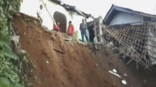 [VIDEO] Warga Korban Longsor Sukabumi Selamatkan Barang Tertimbun