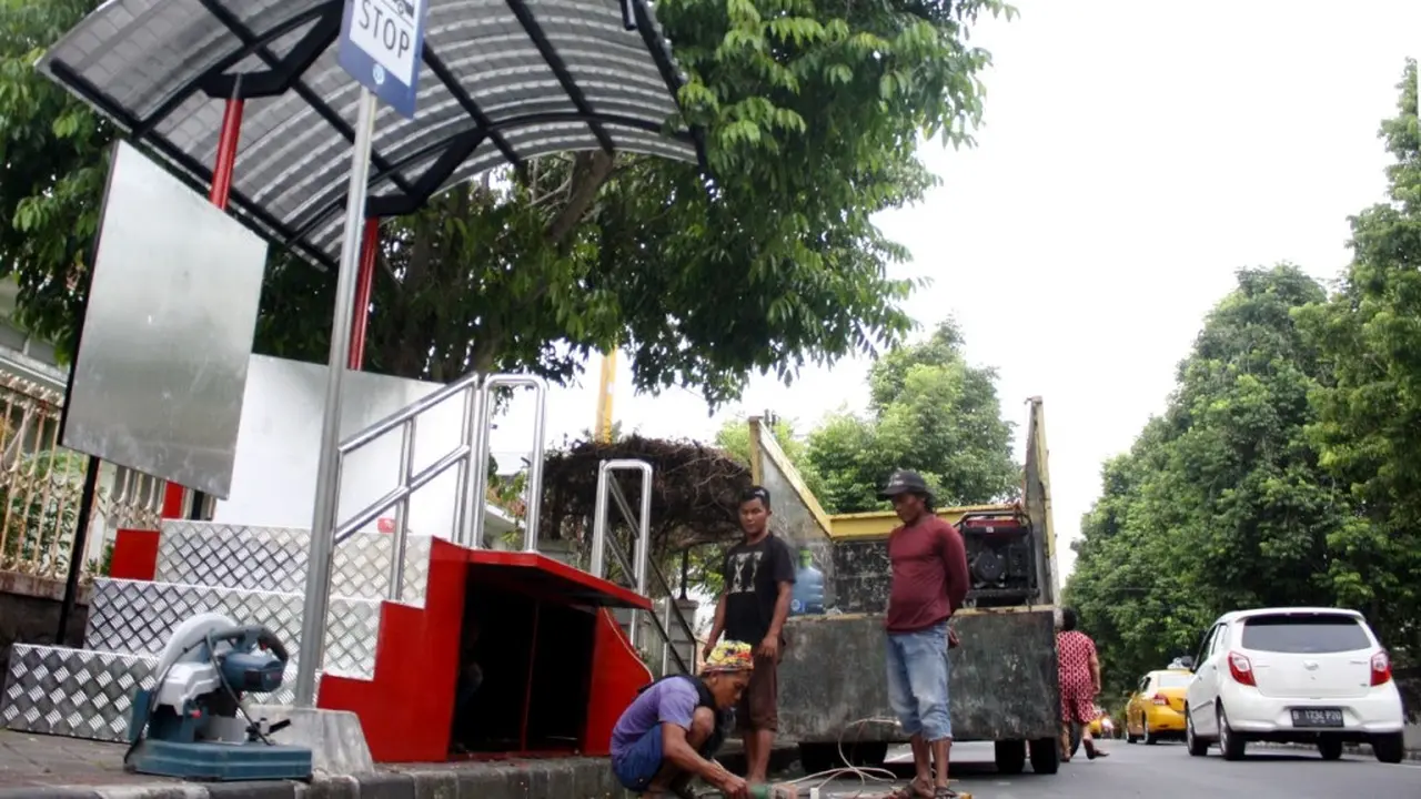 Pekerja mempersiapkan Shelter BRT Trans Jateng Koridor I Purwokerto-Purbalingga. (Foto: Liputan6.com/Muhamad Ridlo)