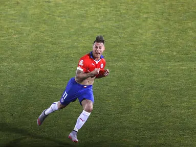Striker Cile, Eduardo Vargas, merayakan gol kedua yang dicetaknya ke gawang Peru dalam semifinal Copa America 2015 yang berlangsung di Estadio Nacional Julio Martinez Pradanos di Santiago, Cile, (29/6/2015).  (EPA/Juan Carlos Cardenas)