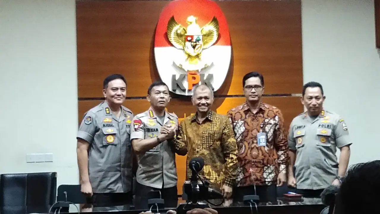 Kapolri, Jenderal Pol Idham Azis bertemu dengan Ketua KPK Agus Rahardjo, Senin (4/11/2019). (Liputan6.com/Ady Anugrahadi)