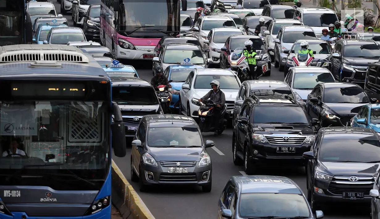 Kendaraan terjebak macet di Jalan Sudirman-Thamrin, Jakarta, Kamis (20/12). Pemerintah juga ingin mendorong masyarakat agar menggunakan angkutan umum yang murah dan nyaman seperti tranportasi multi moda. (Liputan6.com/JohanTallo)