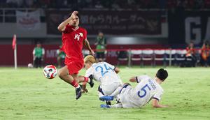 Pemain Timnas Indonesia, Asnawi Mangkualam terjatuh saat berusaha melewati penjagaan sejumlah pemain Filipina saat laga Grup B Piala AFF 2024 yang berlangsung di Stadion Manahan, Solo, Jawa Tengah, Sabtu (21/12/2024). (Bola.com/Abdul Aziz)