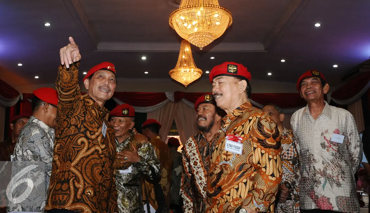Menkopolhukam, Jenderal TNI (Purn) Luhut B Pandjaitan (kiri) berbincang bersama Mayjen TNI (Purn) Ilyas Yusuf jelang peringatan 40 tahun Penerjunan di Kota Dili di Mako Kopassus, Jakarta, Senin (7/12/2015). (Liputan6.com/Helmi Fithriansyah)