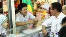 Wagub DKI Jakarta Djarot Saiful Hidayat berbincang dengan salah satu pedagang saat meninjau tempat penampungan sementara pedagang Pasar Rumput, Manggarai, Jakarta, Rabu (19/10). (Liputan6.com/Gempur M Surya)