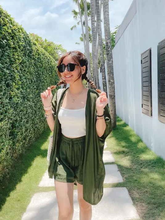 Kepang dua kelabang, Dannia Salsabilla tampil menggemaskan. Outfit yang dikenakannya dengan tambahan fashion item berupa kacamata, penampilan lawan main Abun Sungkar di film 12 Cerita Glen Anggara ini semakin menarik. Dengan beragam cara ikat rambut, membuat Dannia makin cantik. (Liputan6.com/IG/@danniasalsabilla)