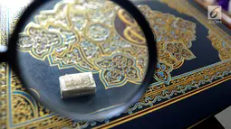 Kaca pembesar melihat Al Quran mini di Pondok Pesantren Almiizan, Kabupaten Bogor, Jawa Barat, Senin, (20/5/2019). Al-Quran mini dengan ukuran 10 mm x 10 mm tersebut seluruh aksaranya ditulis tangan menggunakan tinta emas serta ditulis di atas lembaran kulit kayu. (merdeka.com/Arie Basuki)