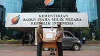Vice President Corporate Communication Telkom Indonesia Arif Prabowo (kanan) menyerahkan simbolis bantuan alat kesehatan Telkom Group berupa ventilator kepada Ketua Yayasan BUMN Untuk Indonesia Harjawan Balaningrath (kiri)